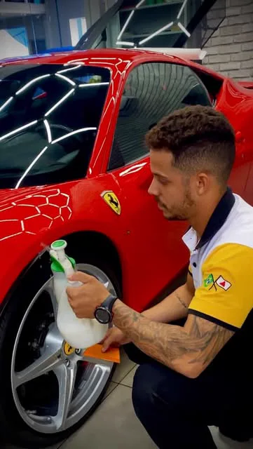 Aplicador da 97 Customs passando a película na lateral de uma Ferrari 458 vermelha