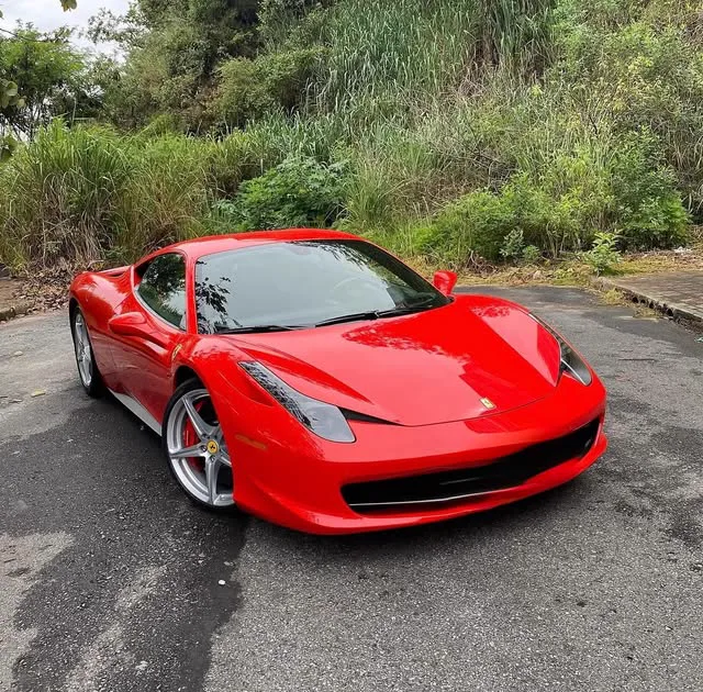 Ferrari 458 vermelha estacionada, com PPF aplicado pela 97 Customs
