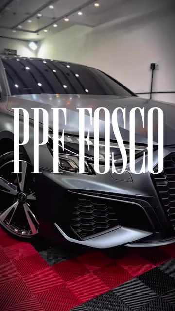 Sedã cinza com PPF fosco no estúdio da 97 Customs